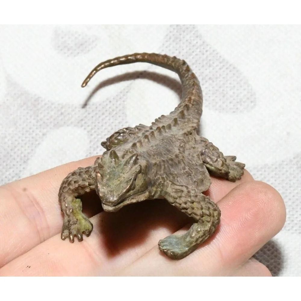 5.5''Old Chinese Bronze Animal Lizard Lacertid Statue Sculpture animal ornaments interior Home Office Decoration tea pet decor
5.5''Old Chinese Bronze Animal Lizard Lacertid Statue Sculpture animal ornaments interior Home Office Decoration tea pet decor