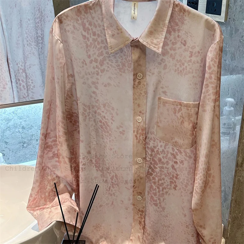 Розовый леопардовый принт, комплект из 2 предметов, женская атласная пижама, кардиган с лацканами и пуговицами, модные рубашки с длинными рукавами, комплекты брюк на шнурке 
Розовый леопардовый принт, комплект из 2 предметов, женская атласная пижама, кардиган с лацканами и пуговицами, модные рубашки с длинными рукавами, комплекты брюк на шнурке