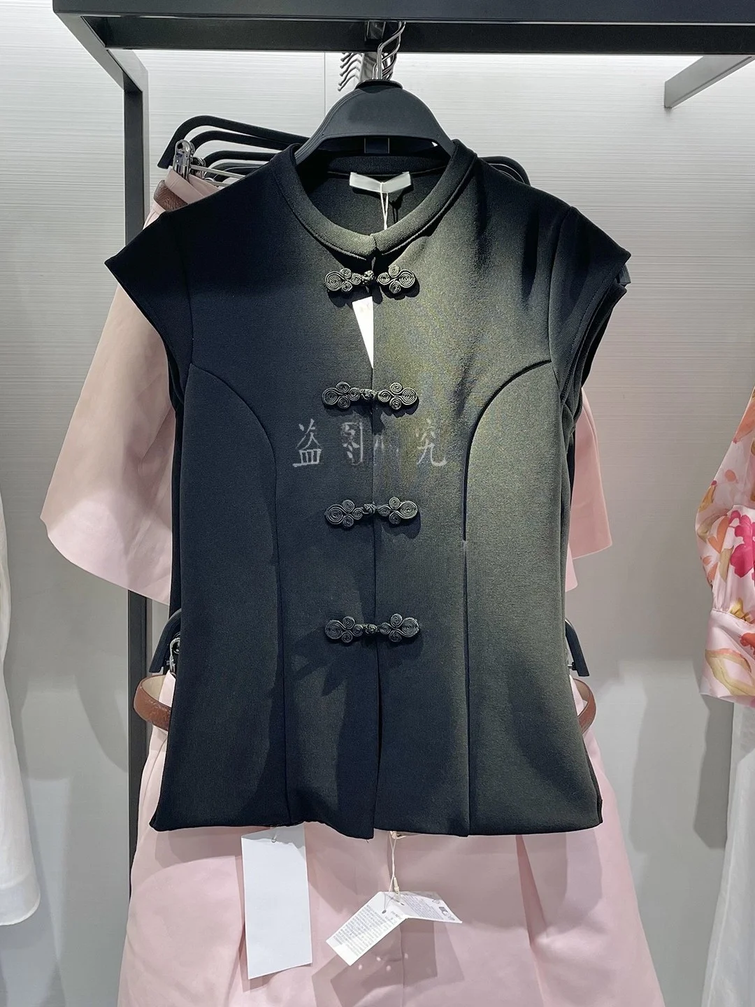 Fashionable Versatile Women's Tank Top Elastic Collar Rope Buckle Summer New Arrival Short Length No Chest Pad
Fashionable Versatile Women's Tank Top Elastic Collar Rope Buckle Summer New Arrival Short Length No Chest Pad