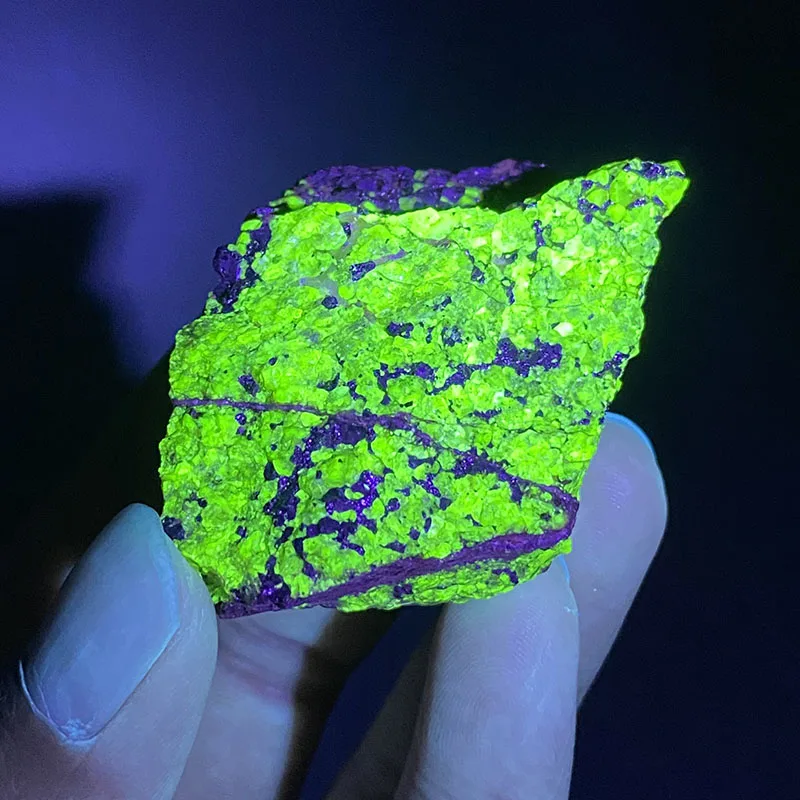 100% natural willemite ore rough mineral specimens cure crystal Colorful fluorescent effect Green fluorescence
100% natural willemite ore rough mineral specimens cure crystal Colorful fluorescent effect Green fluorescence