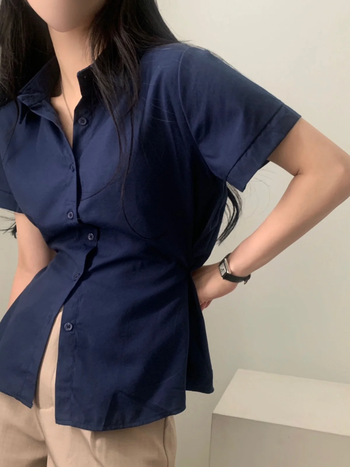 Стильная корейская однотонная блузка с одной пуговицей и коротким рукавом, с эффектом утончения талии, для повседневной носки, модный топ для женщин
Стильная корейская однотонная блузка с одной пуговицей и коротким рукавом, с эффектом утончения талии, для повседневной носки, модный топ для женщин