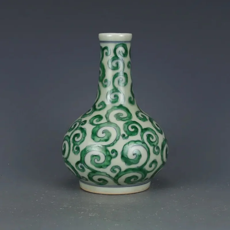 Ming Dynasty Chenghua Year Mark Green Scroll Grass Pattern Gallbladder Vase
Ming Dynasty Chenghua Year Mark Green Scroll Grass Pattern Gallbladder Vase