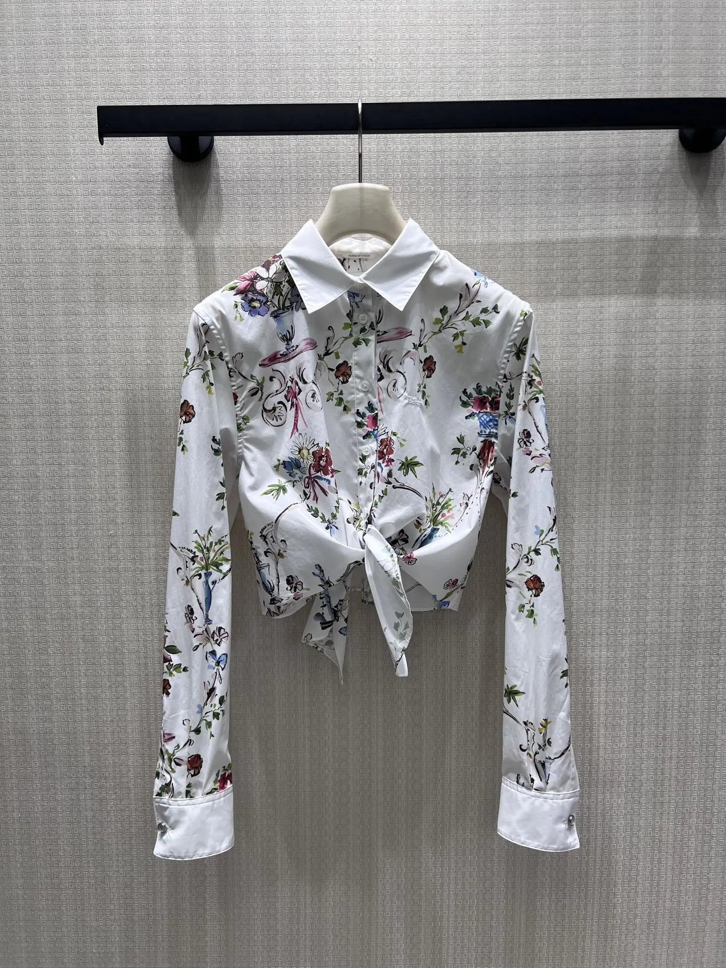 26 Spring/Summer New Products: Shirts with watercolor prints. The hem can be tied and the edges blend together. Flowered T-shirt
26 Spring/Summer New Products: Shirts with watercolor prints. The hem can be tied and the edges blend together. Flowered T-shirt