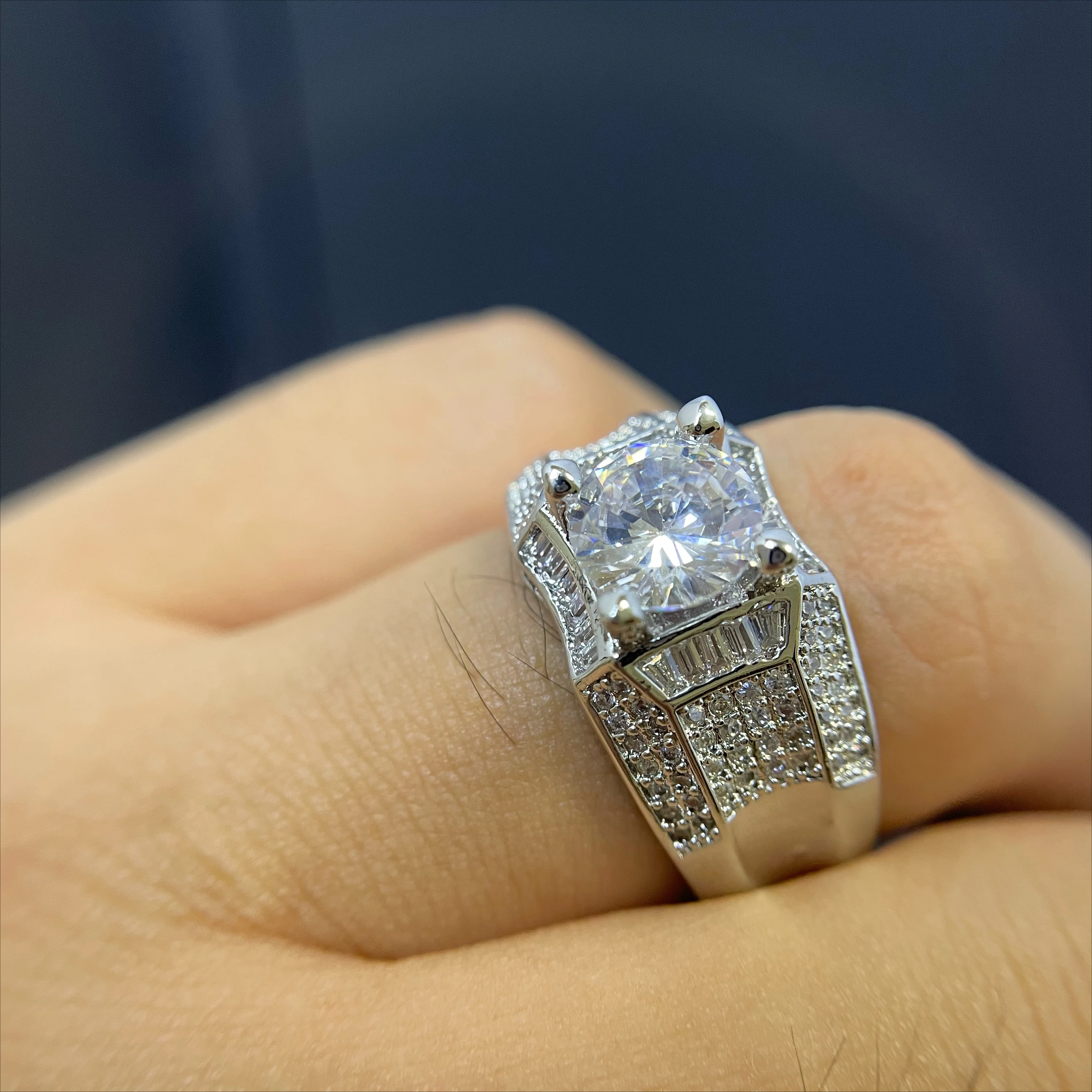 New 2025 Luxurious Moissanite Ring Men's Engagement Wedding Band for Men And Women
New 2025 Luxurious Moissanite Ring Men's Engagement Wedding Band for Men And Women