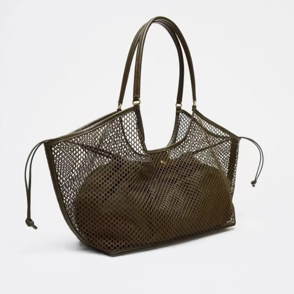 Fashion PU Leather Travel Tote Bag with Buckle Hollowed Out Luggage Bag Large Capacity Shopper Handbag Luxury Designer
Fashion PU Leather Travel Tote Bag with Buckle Hollowed Out Luggage Bag Large Capacity Shopper Handbag Luxury Designer