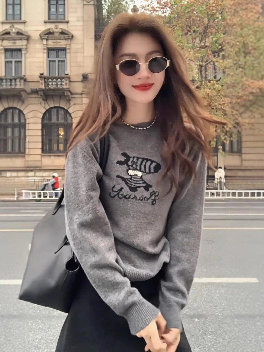 Модный шерстяной трикотаж с вышивкой мультфильмов, свободный крой, осенне-зимний женский внутренний костюм, повседневная удобная утягивающая одежда
Модный шерстяной трикотаж с вышивкой мультфильмов, свободный крой, осенне-зимний женский внутренний костюм, повседневная удобная утягивающая одежда