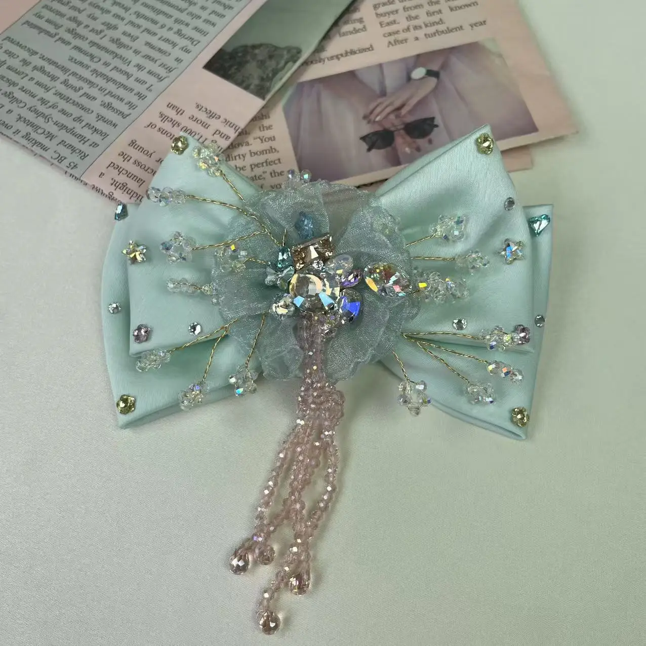 Новый корейский стиль, оригинальная инкрустированная бриллиантами супер фея, атласная двухслойная заколка с кисточкой и бантом, пружинная заколка
Новый корейский стиль, оригинальная инкрустированная бриллиантами супер фея, атласная двухслойная заколка с кисточкой и бантом, пружинная заколка