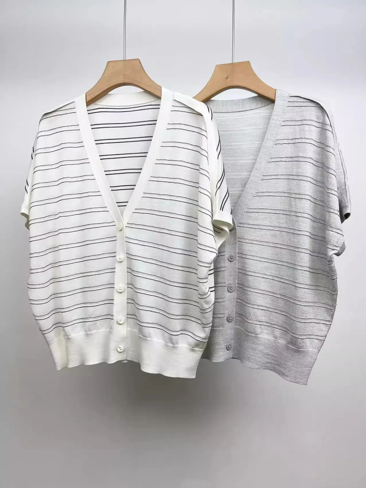 The 2025 summer new heavy industry striped beaded chain silk wool carousel with a stylish V-neck thin top
The 2025 summer new heavy industry striped beaded chain silk wool carousel with a stylish V-neck thin top
