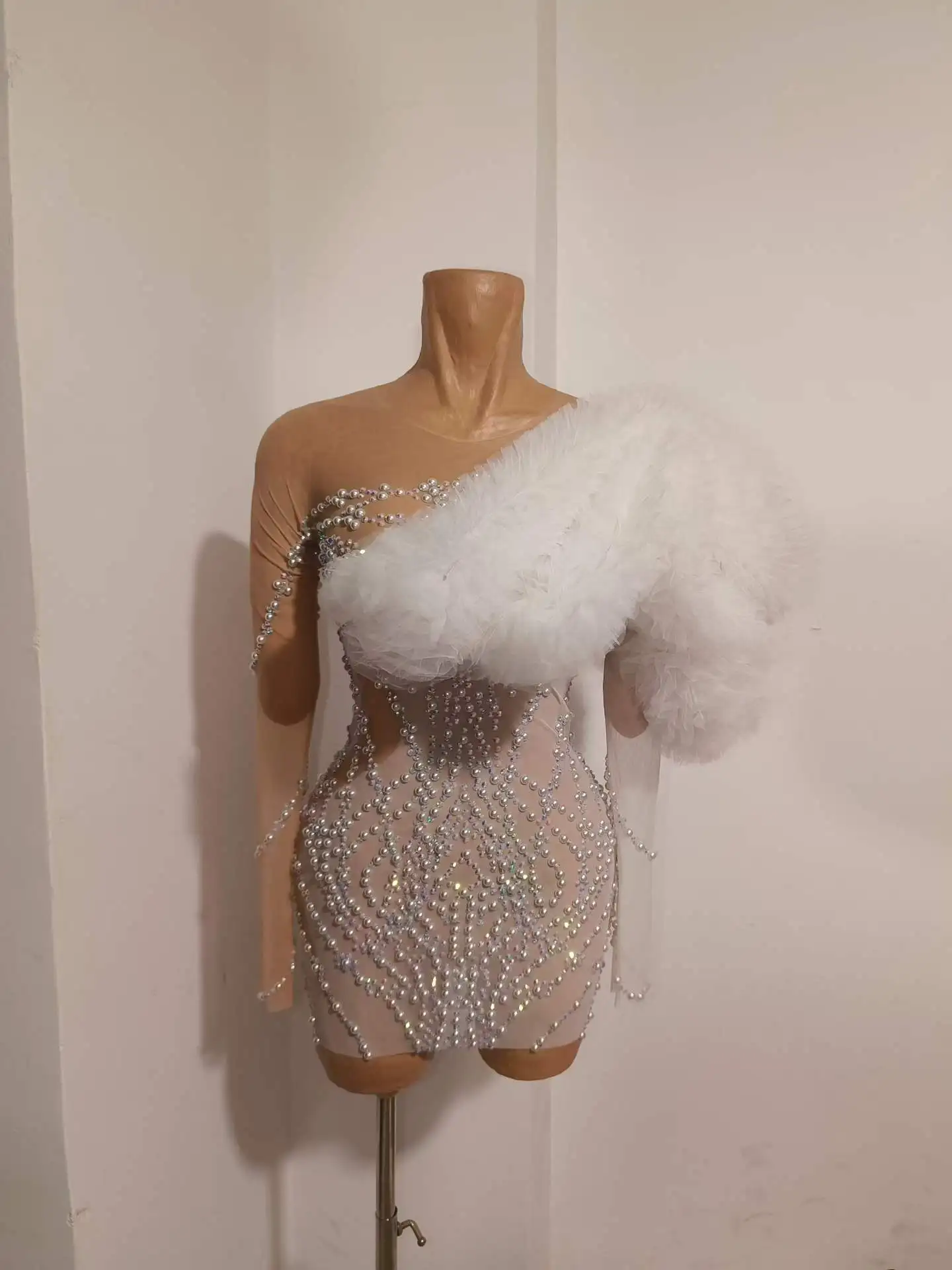 Sparkly Exotic Vegas Showgirl White Costumes Birthday Outfits For Women Stretch Mesh Single Shoulder Design
Sparkly Exotic Vegas Showgirl White Costumes Birthday Outfits For Women Stretch Mesh Single Shoulder Design