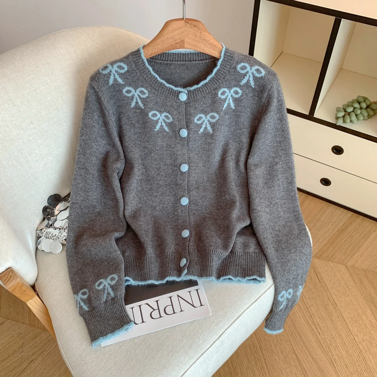 Женский жаккардовый кардиган с серым бантом, свитер, винтажный джемпер 2000-х годов Y2k, трикотаж, свитер с длинными рукавами в корейском стиле, весна-осень 2025
Женский жаккардовый кардиган с серым бантом, свитер, винтажный джемпер 2000-х годов Y2k, трикотаж, свитер с длинными рукавами в корейском стиле, весна-осень 2025
