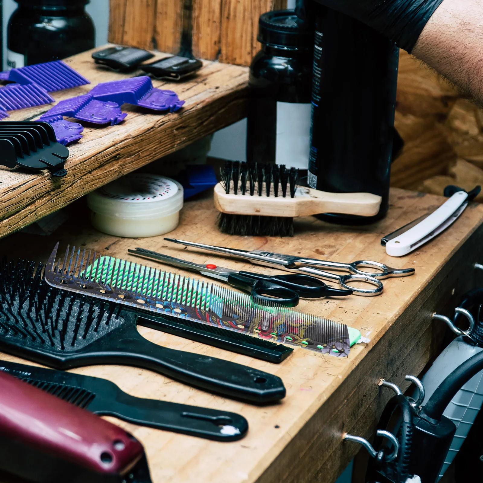 Профессиональная расческа для стрижки волос с гуманизированными зубьями, безопасная для кожи головы, для ежедневного ухода и использования в салонах, 1 шт.
Профессиональная расческа для стрижки волос с гуманизированными зубьями, безопасная для кожи головы, для ежедневного ухода и использования в салонах, 1 шт.