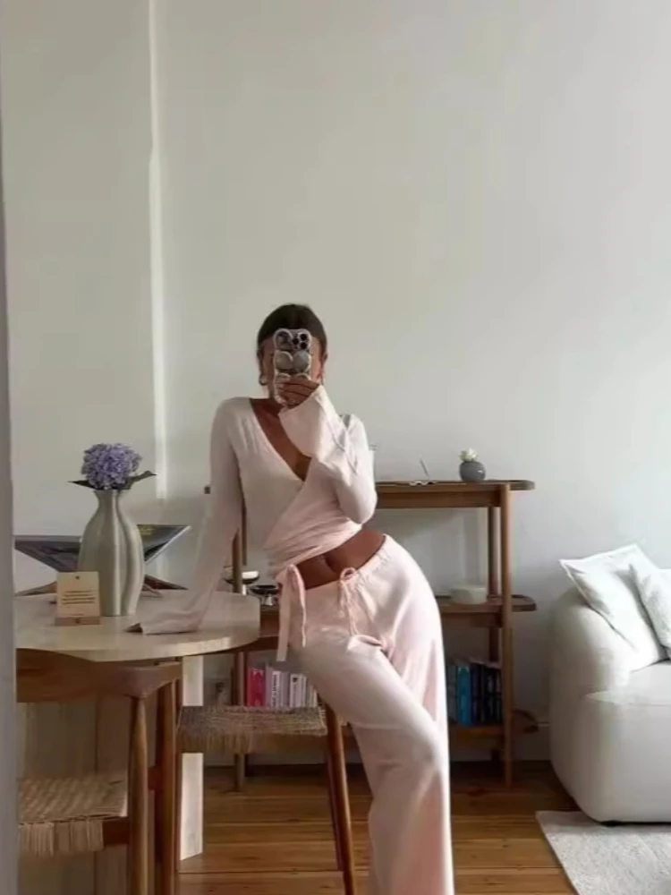 New fashion casual sexy temperament high waist long sleeve V-neck thin model knitted solid color commuting T-shirt top for women
New fashion casual sexy temperament high waist long sleeve V-neck thin model knitted solid color commuting T-shirt top for women