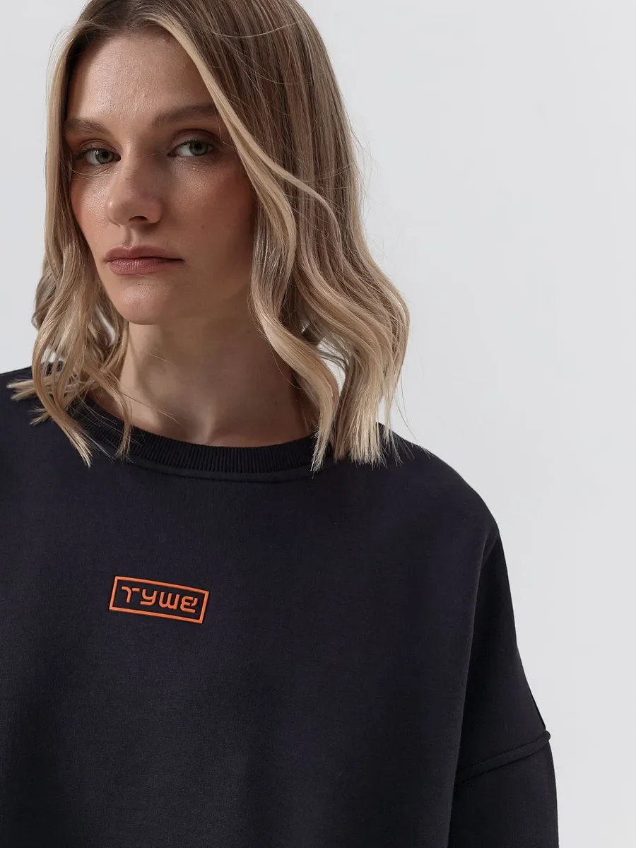 Winter round neck tops, European and American trendy brands, thickened velvet, loose American style personalized sweatshirts
Winter round neck tops, European and American trendy brands, thickened velvet, loose American style personalized sweatshirts