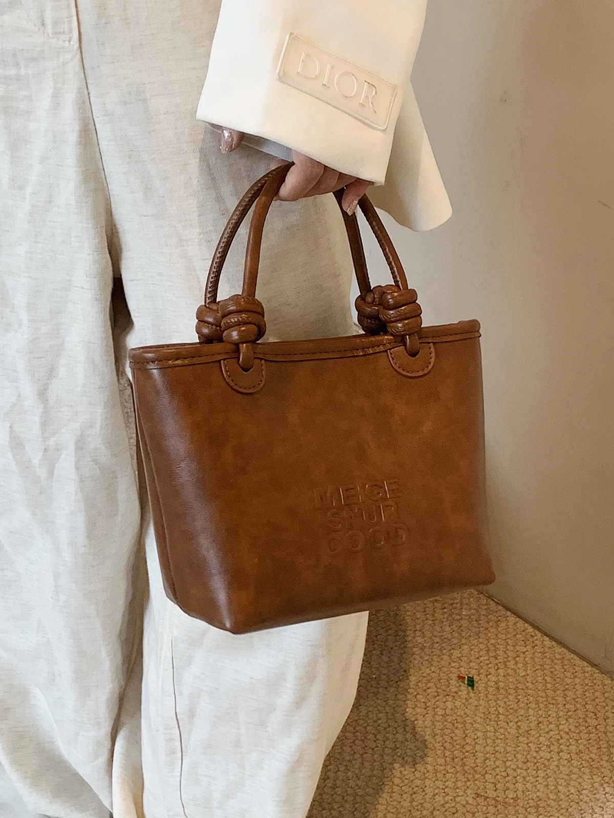 Retro small bag female 2024 new autumn/winter messenger bag fashion HOT handbag bucket bag
Retro small bag female 2024 new autumn/winter messenger bag fashion HOT handbag bucket bag