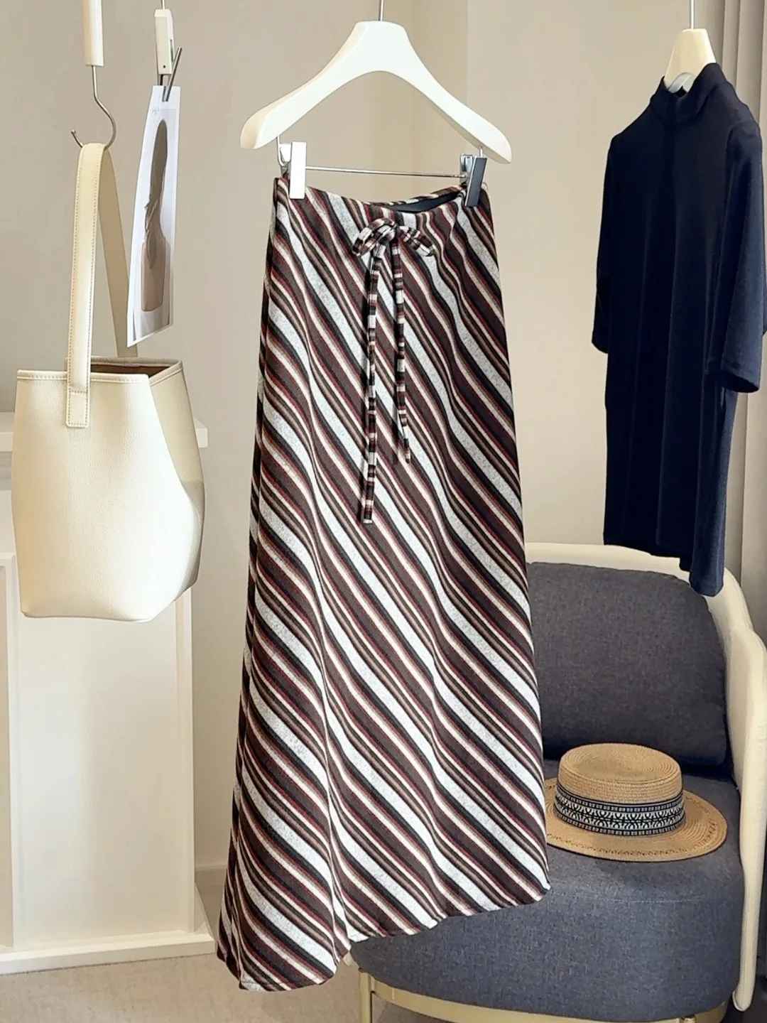 Полосатая юбка-миди трапециевидной формы с высокой талией, женская осенняя цветная бровая драпировка, утягивающая повседневная длинная юбка прямого кроя
Полосатая юбка-миди трапециевидной формы с высокой талией, женская осенняя цветная бровая драпировка, утягивающая повседневная длинная юбка прямого кроя