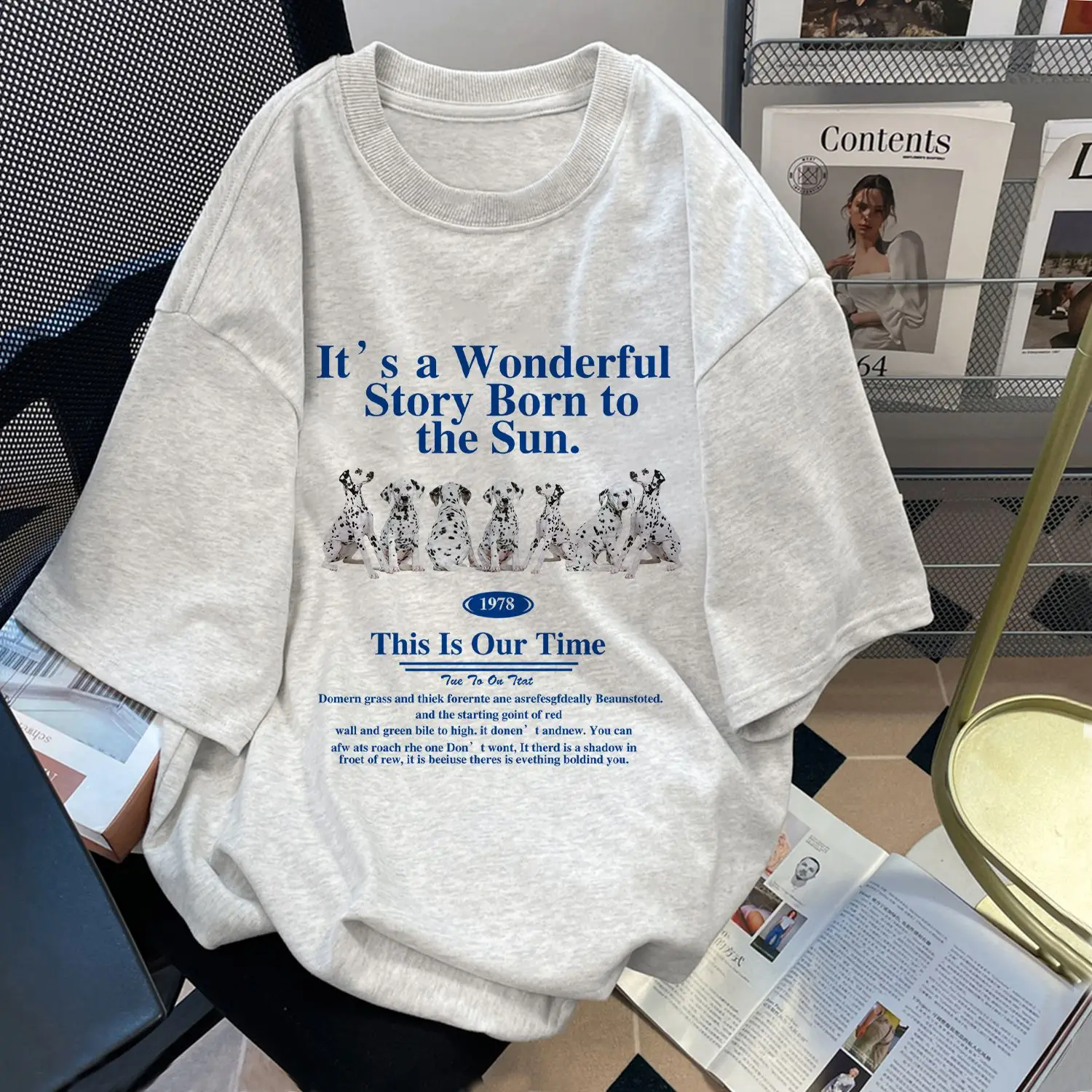 Новинка лета 2024, хлопковая футболка в стиле ретро с коротким рукавом, женский свободный топ с принтом в виде чувства дизайна и рукавом до локтя
Новинка лета 2024, хлопковая футболка в стиле ретро с коротким рукавом, женский свободный топ с принтом в виде чувства дизайна и рукавом до локтя