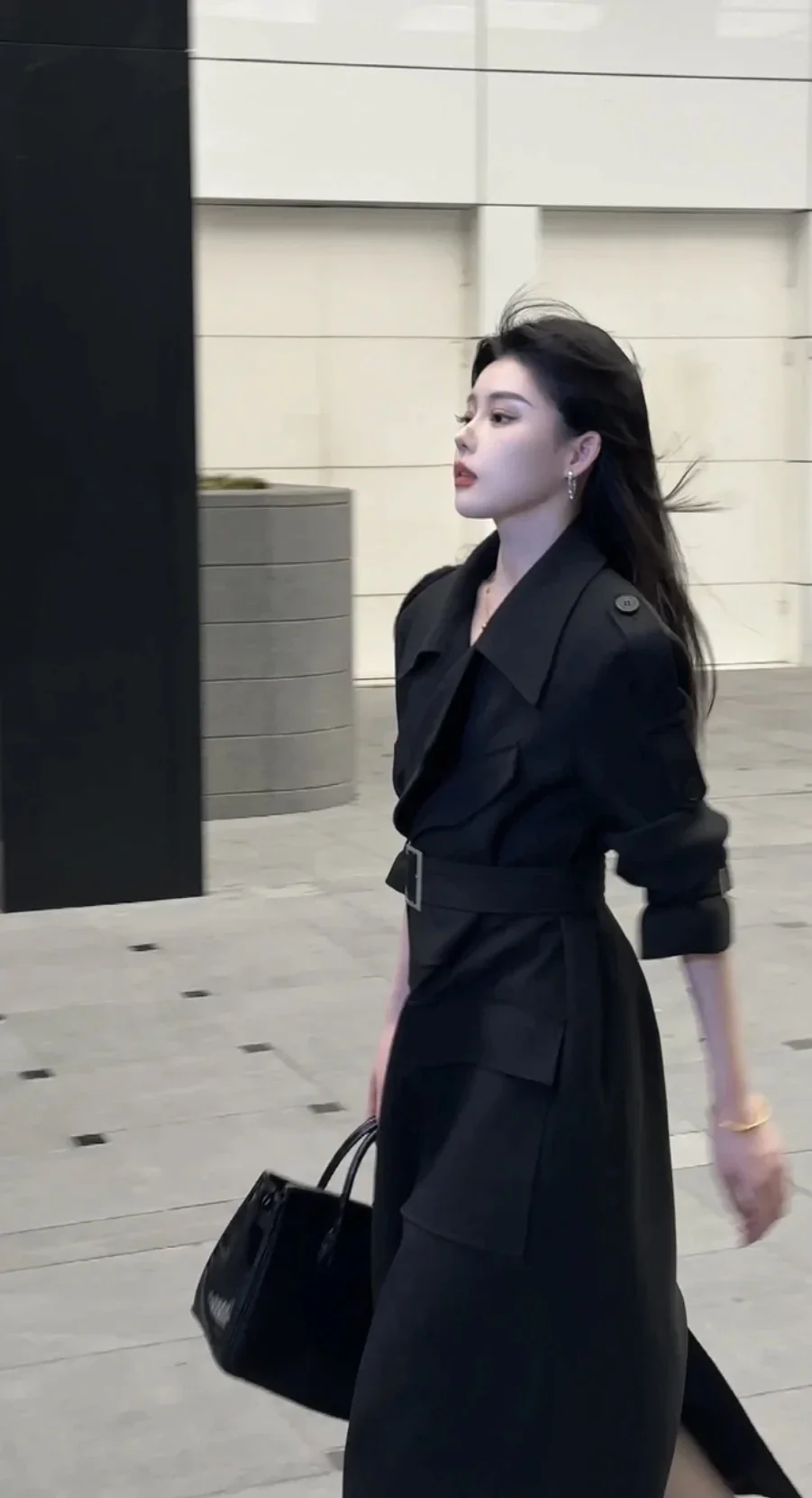 2024 New Autumn and Winter High-end Advanced Unique British Style Black Mid-length Waisted Windbreaker Jacket for Women
2024 New Autumn and Winter High-end Advanced Unique British Style Black Mid-length Waisted Windbreaker Jacket for Women