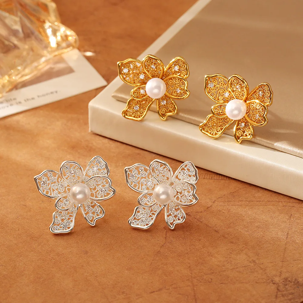 Micropaved zircon hollow flower pearl earrings silver needle high-end fashion exquisite light luxury earrings for women
Micropaved zircon hollow flower pearl earrings silver needle high-end fashion exquisite light luxury earrings for women