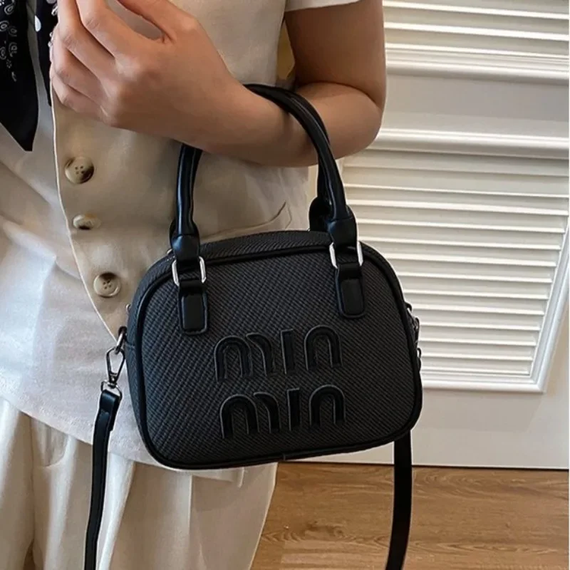 Trendy Designer Letter Logo Diaper Bag Minimalist Vintage Leather Shoulder Bag Large Capacity For Women Commuter
Trendy Designer Letter Logo Diaper Bag Minimalist Vintage Leather Shoulder Bag Large Capacity For Women Commuter