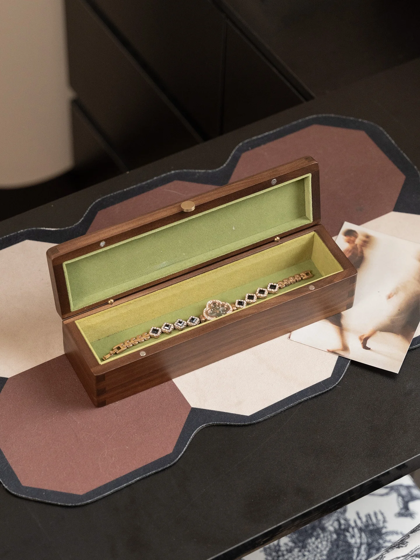 Luxury Single Watch Storage Box Wooden Cover Dustproof Display Case Vintage Style Handmade Jewelry Box for Desktop Organization
Luxury Single Watch Storage Box Wooden Cover Dustproof Display Case Vintage Style Handmade Jewelry Box for Desktop Organization