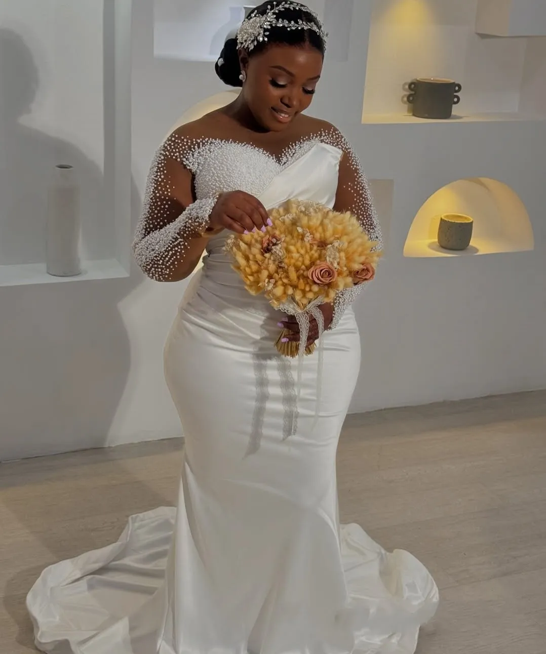 2025 Black Women African Wedding Dress Sheer Neck Long Sleeves Crystals Pearls Beaded Satin Bride Gowns Vestidos De Noiva
2025 Black Women African Wedding Dress Sheer Neck Long Sleeves Crystals Pearls Beaded Satin Bride Gowns Vestidos De Noiva