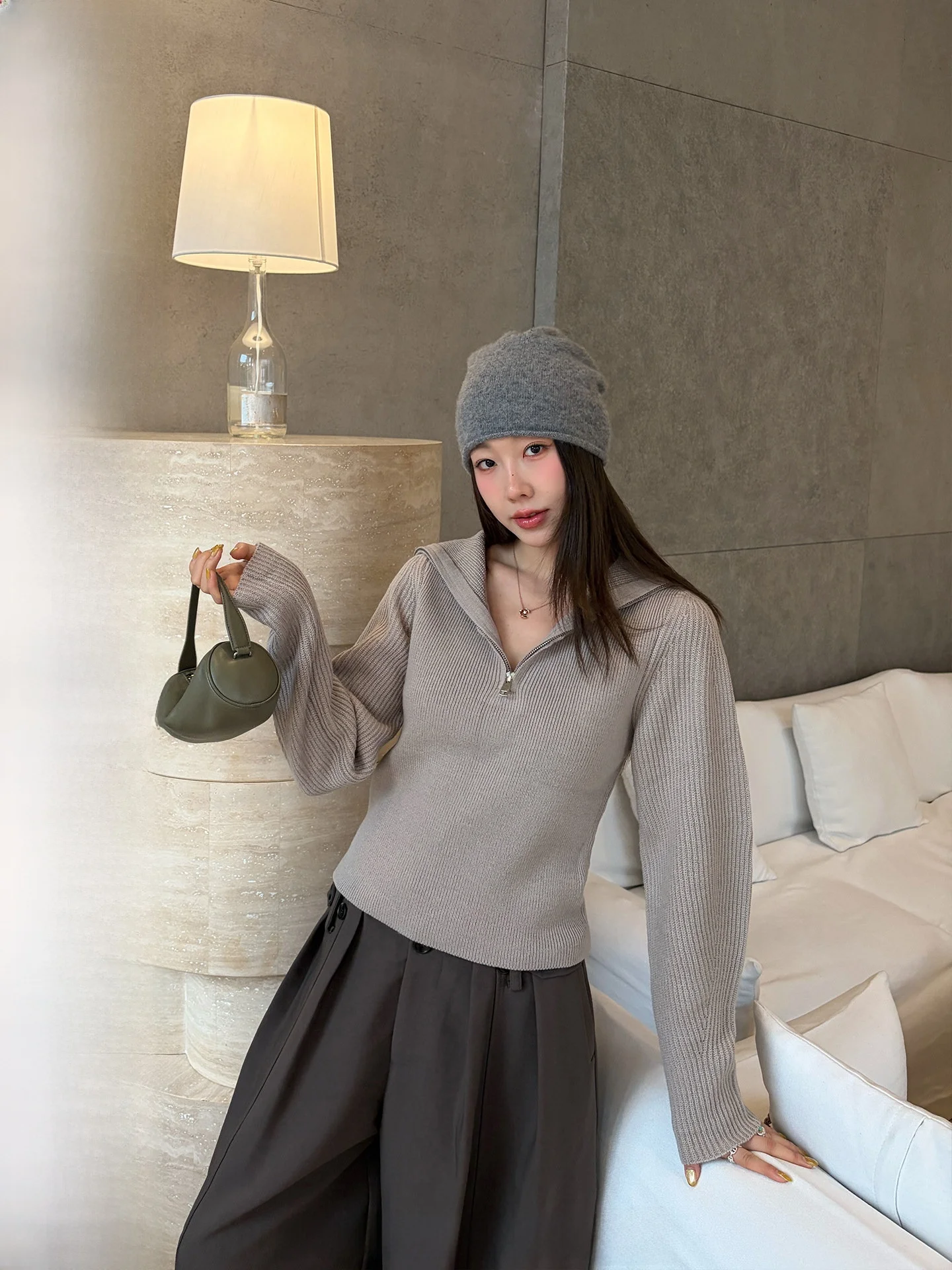 Ranwear Parisian Sle Knitted Woolen Sweater Simple Chic Lapel Lantern Sve Women's Soft Warm Long Sve Zipper Closure
Ranwear Parisian Sle Knitted Woolen Sweater Simple Chic Lapel Lantern Sve Women's Soft Warm Long Sve Zipper Closure