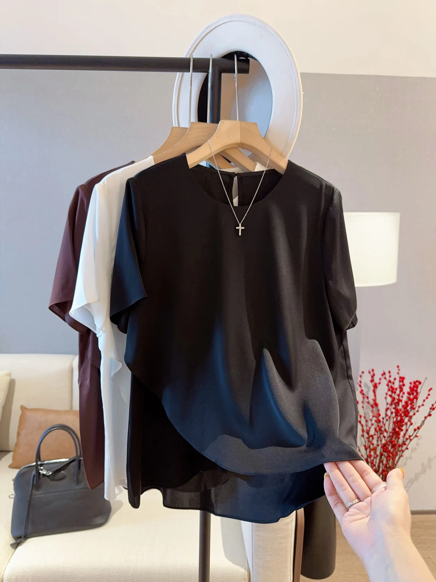 Elegant Silk Short Sleeve Shirt Coffee Color Overlap Design Breathable French Style Women's Summer Top Skin-friendly round Neck
Elegant Silk Short Sleeve Shirt Coffee Color Overlap Design Breathable French Style Women's Summer Top Skin-friendly round Neck
