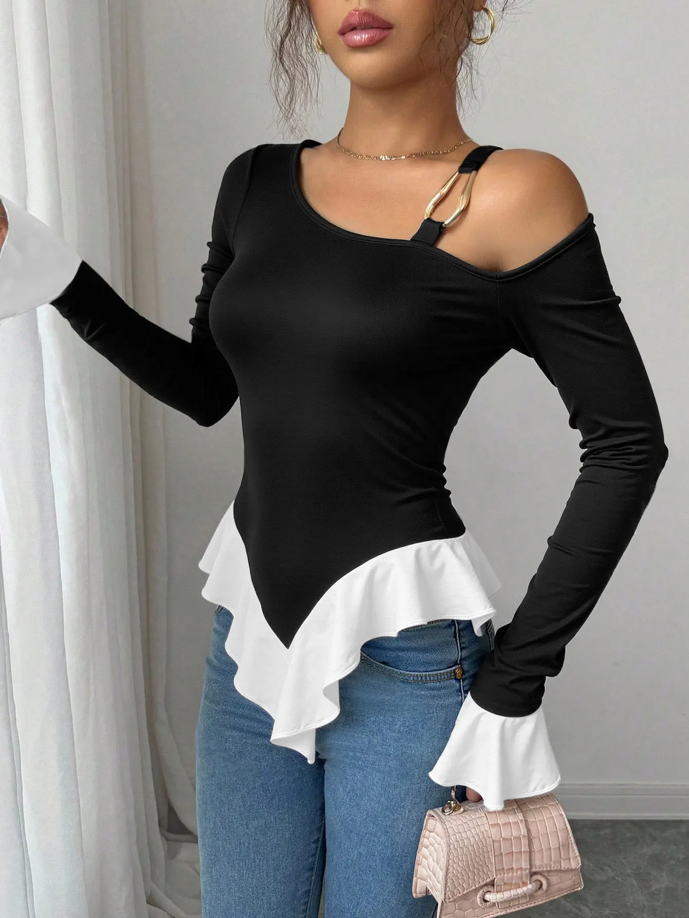Black Shoulder Sling Metal Ring Buckle Decoration Front Short White Ruffle Edge Hem Contrasting Color Autumn Winter Top Women
Black Shoulder Sling Metal Ring Buckle Decoration Front Short White Ruffle Edge Hem Contrasting Color Autumn Winter Top Women