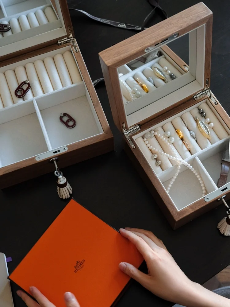 Шкатулка для украшений Rinoart Hermé с деревянной крышкой и кожаной отделкой, большая вместимость, с зеркалом, винтажный дизайн, цветной блокированный дизайн, элегантная.
Шкатулка для украшений Rinoart Hermé с деревянной крышкой и кожаной отделкой, большая вместимость, с зеркалом, винтажный дизайн, цветной блокированный дизайн, элегантная.