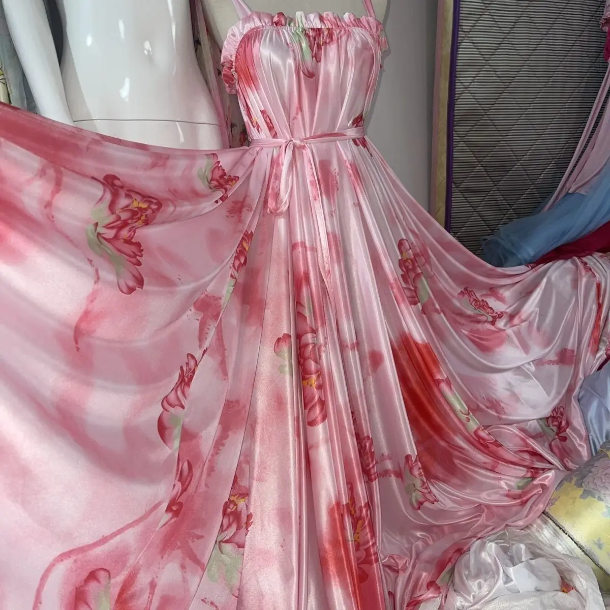 Glossy Pink Floral Print Women Satin Sleeveless Dress Loose Maxi Dress Plus Size Sleeping Robe
Glossy Pink Floral Print Women Satin Sleeveless Dress Loose Maxi Dress Plus Size Sleeping Robe
