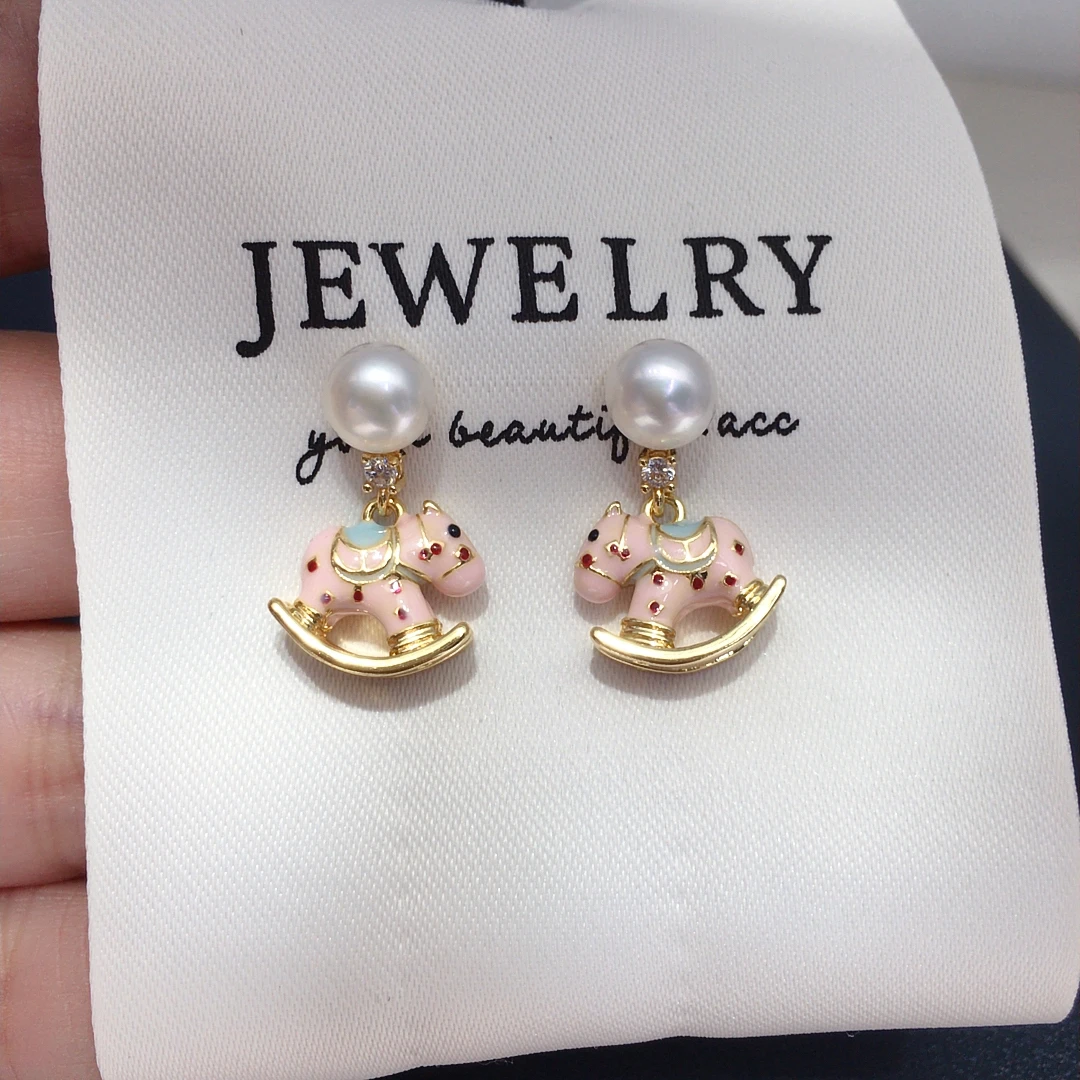 ZHBORUINI Natural Freshwater Pearl Earrings Cute Three-Dimensional Trojan Rocking Chair Design Symmetrical Fun Jewelry for Women
ZHBORUINI Natural Freshwater Pearl Earrings Cute Three-Dimensional Trojan Rocking Chair Design Symmetrical Fun Jewelry for Women