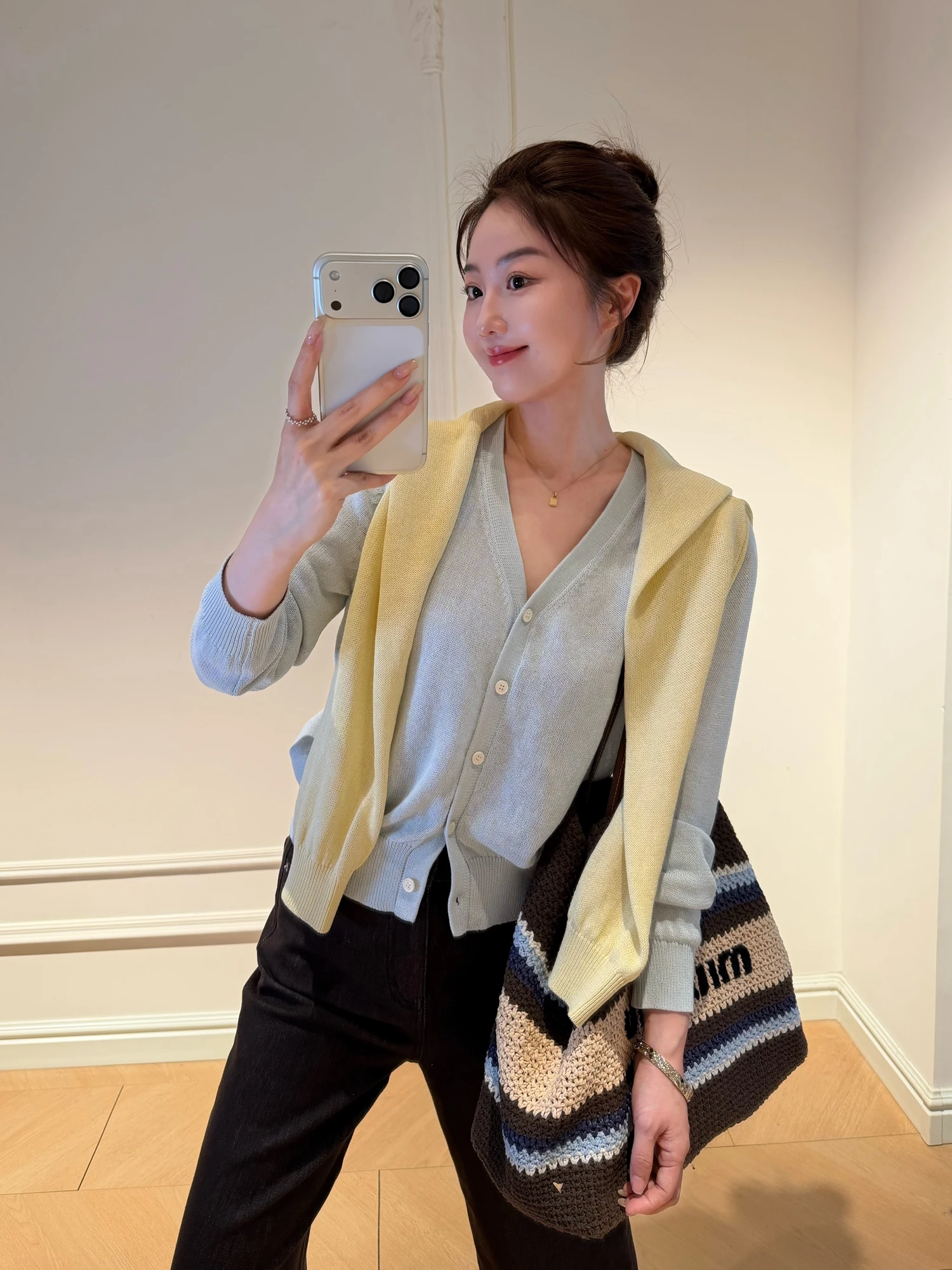 Cao Daman White V-Neck Knitted Open Cardigan Lightweight Breathable Slimming Ambiance Top Sunscreen Cotton Blend Long Sleeve
Cao Daman White V-Neck Knitted Open Cardigan Lightweight Breathable Slimming Ambiance Top Sunscreen Cotton Blend Long Sleeve