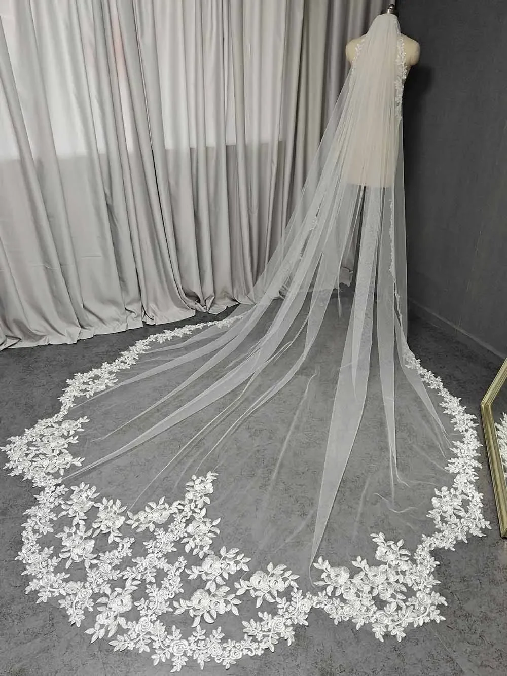 Real Photos 3m/3.5m/4m Scallop Edge Lace Wedding Veil Long Bridal Veil with Comb White/Ivory Bride Veil Wedding Accessories
Real Photos 3m/3.5m/4m Scallop Edge Lace Wedding Veil Long Bridal Veil with Comb White/Ivory Bride Veil Wedding Accessories