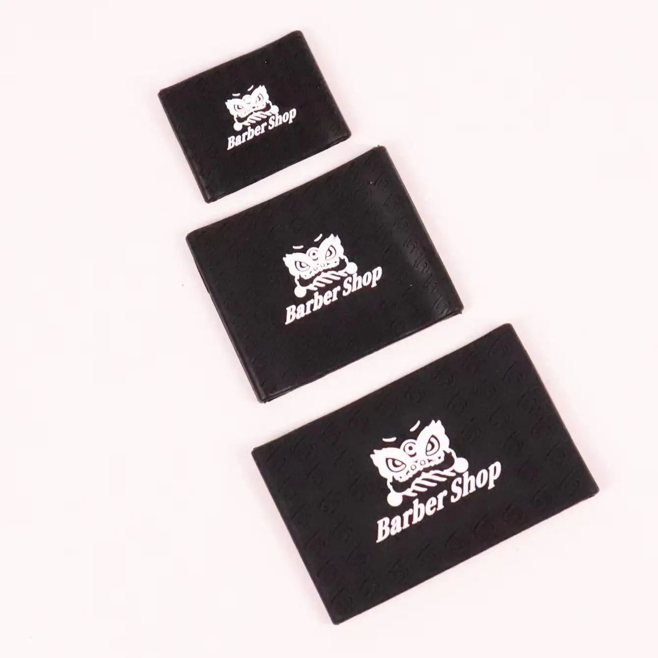 3pcs of rubber anti slip hair cutting covers, convenient for carrying around, hair salon tools, special for real hair wigs
3pcs of rubber anti slip hair cutting covers, convenient for carrying around, hair salon tools, special for real hair wigs