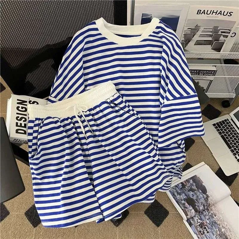 Свободный синий комплект из двух предметов в стиле преппи для женщин: удобные хлопковые шорты с низкой талией для дома, идеально подходят для весеннего сезона
Свободный синий комплект из двух предметов в стиле преппи для женщин: удобные хлопковые шорты с низкой талией для дома, идеально подходят для весеннего сезона