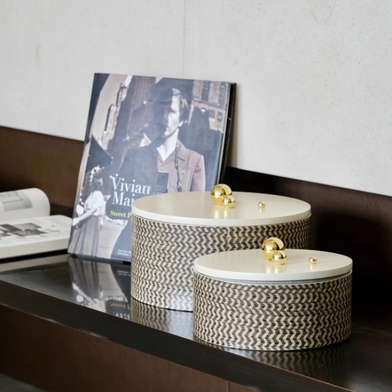 Круглая коробка-органайзер премиум-класса с пылезащитной крышкой, шкатулка для драгоценностей, элегантный шкаф, ожерелье, декор для хранения, роскошные украшения для домашнего стола
Круглая коробка-органайзер премиум-класса с пылезащитной крышкой, шкатулка для драгоценностей, элегантный шкаф, ожерелье, декор для хранения, роскошные украшения для домашнего стола