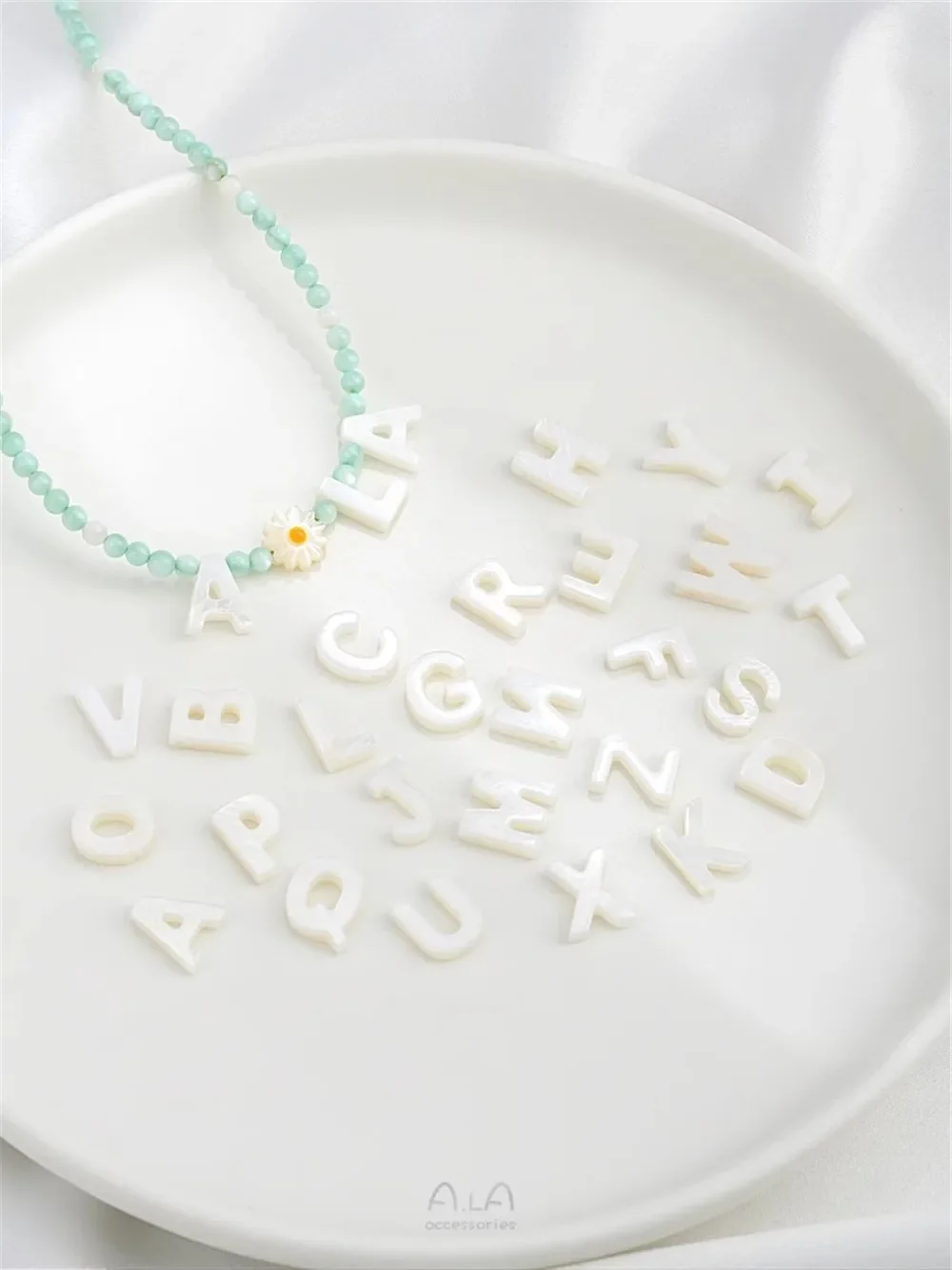 Natural Shell Through-hole Horizontal Hole with Hanging Hole 26 Letters Pendant DIY Handcrafted Bracelet Bead Headpiece Accessor
Natural Shell Through-hole Horizontal Hole with Hanging Hole 26 Letters Pendant DIY Handcrafted Bracelet Bead Headpiece Accessor