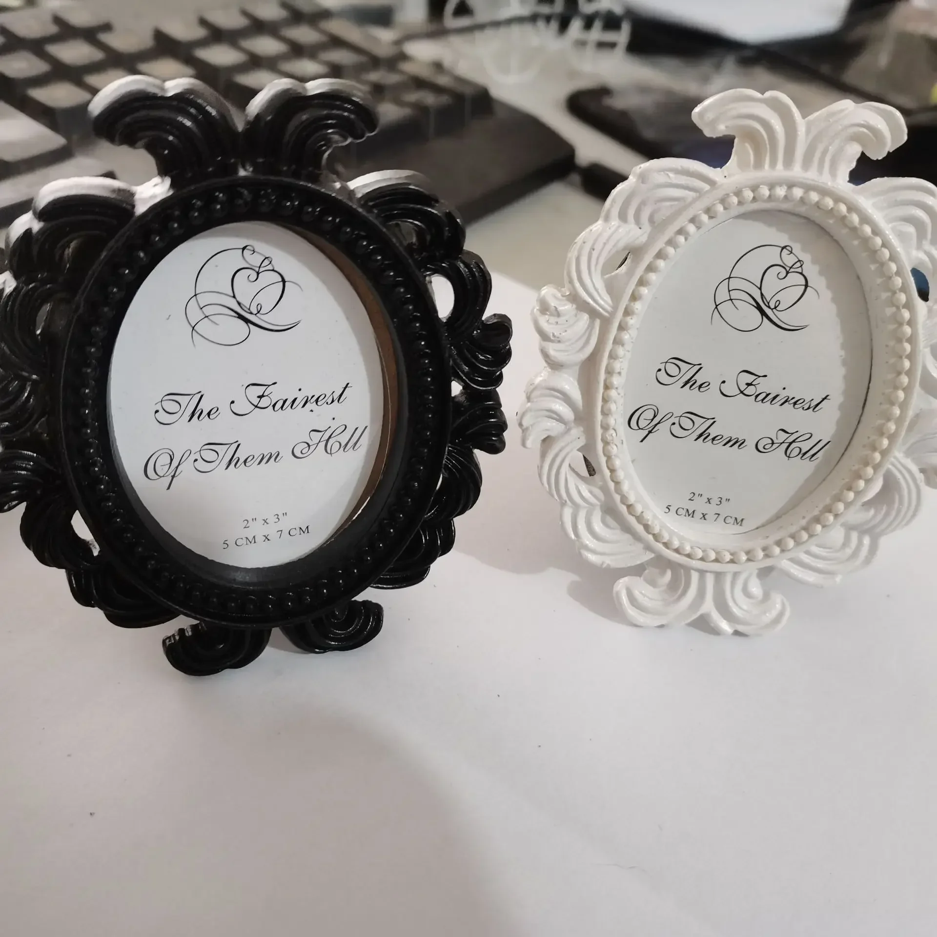 10PCS Retro Wedding Favors Baroque Photo Frame In White/Black Color Oval Picture Frames Baby Birthday Gift
10PCS Retro Wedding Favors Baroque Photo Frame In White/Black Color Oval Picture Frames Baby Birthday Gift