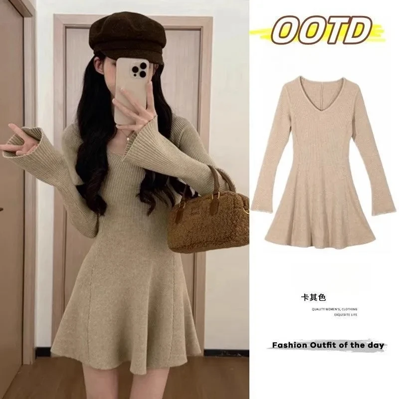 2026 New Black V-Neck Knitted Dress Looks Great In Autumn And Winter With A Short Coat Underneath And A Base Skirt Black Khaki
2026 New Black V-Neck Knitted Dress Looks Great In Autumn And Winter With A Short Coat Underneath And A Base Skirt Black Khaki
