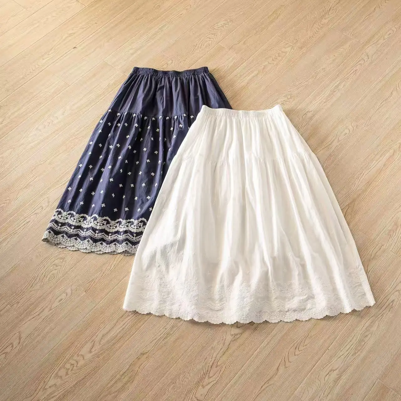 2026 Women's Boho Tiered Maxi Skirt, Elastic High Waist Floral Embroidery Lace Trim A-Line Flowy Cotton Long Skirt Beach Daily
2026 Women's Boho Tiered Maxi Skirt, Elastic High Waist Floral Embroidery Lace Trim A-Line Flowy Cotton Long Skirt Beach Daily
