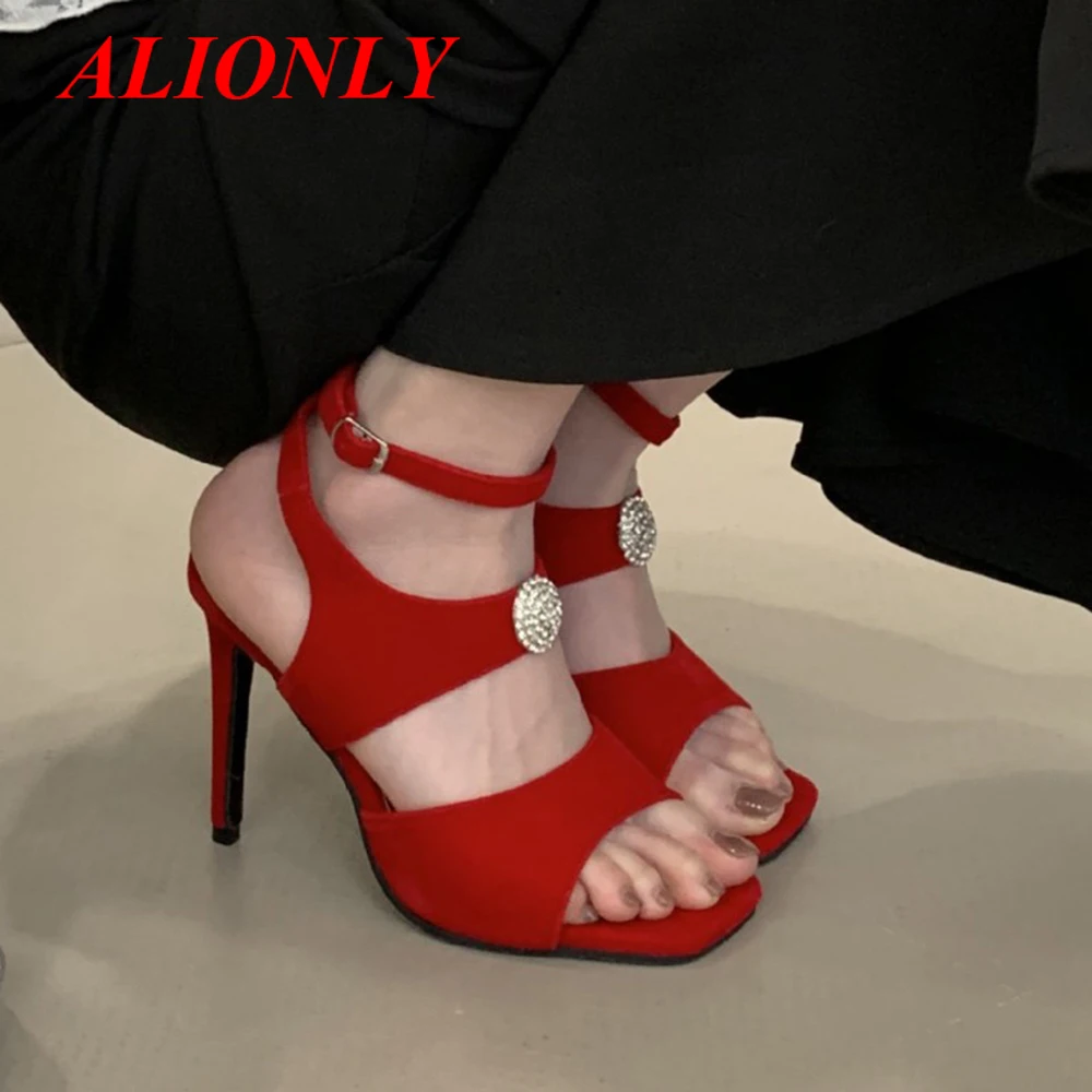 Alionly 2025 New Sexy Crystal Buckle Strap Sandals Women Summer Party Wedding Banquet Fashion Open Toe Club Stripper Heels Shoes
Alionly 2025 New Sexy Crystal Buckle Strap Sandals Women Summer Party Wedding Banquet Fashion Open Toe Club Stripper Heels Shoes