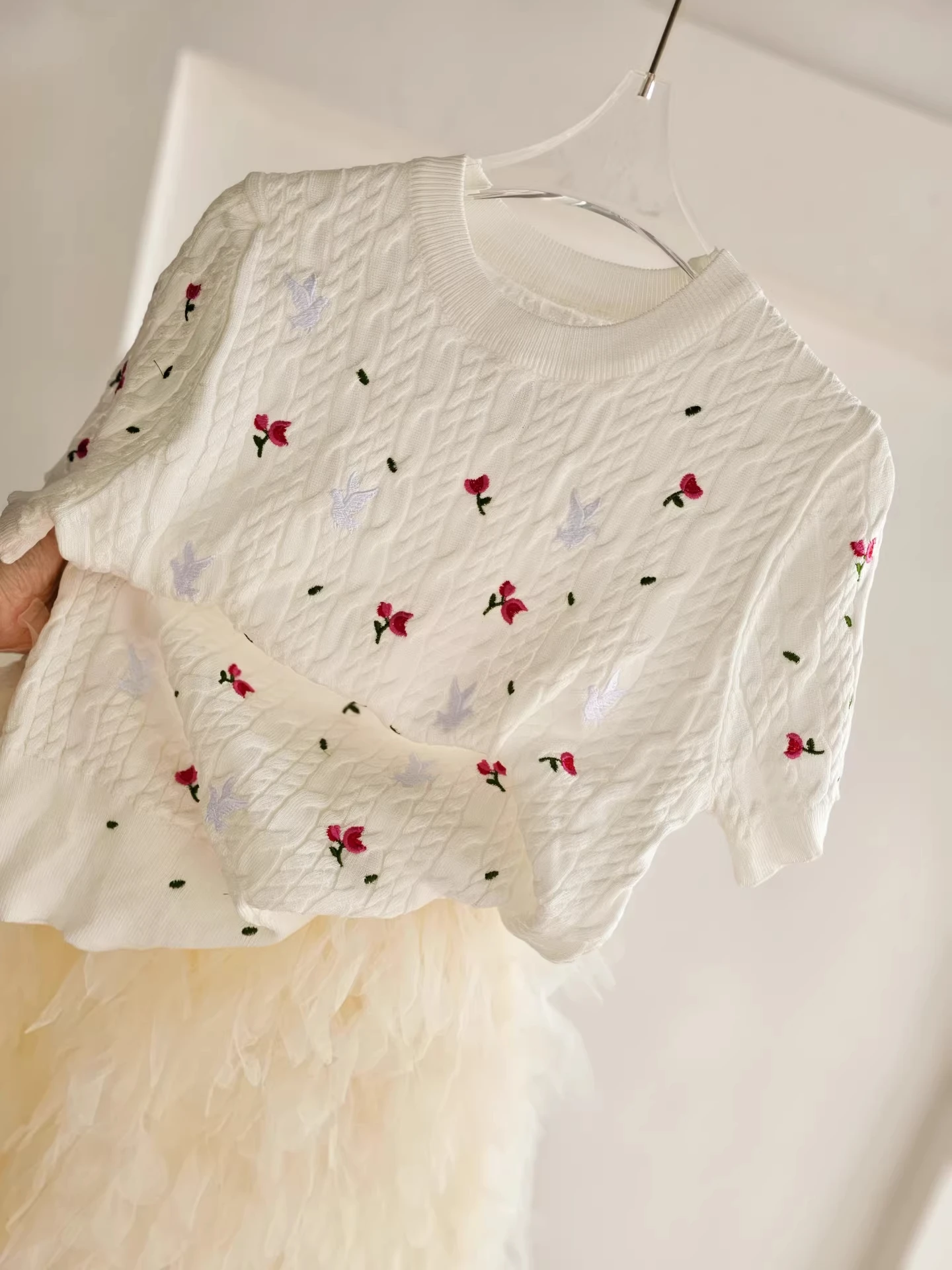 Женская вязаная блузка Clothland с милой вышивкой, свитер с короткими рукавами, рубашка с цветочным принтом, пуловер, модные топы DA626
Женская вязаная блузка Clothland с милой вышивкой, свитер с короткими рукавами, рубашка с цветочным принтом, пуловер, модные топы DA626
