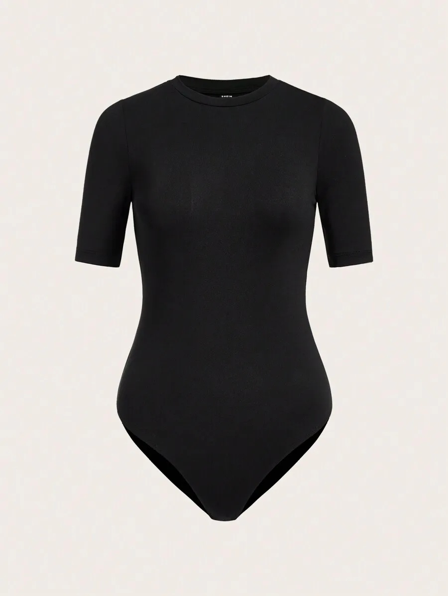 Женское черное трикотажное боди с круглым вырезом и короткими рукавами
Женское черное трикотажное боди с круглым вырезом и короткими рукавами