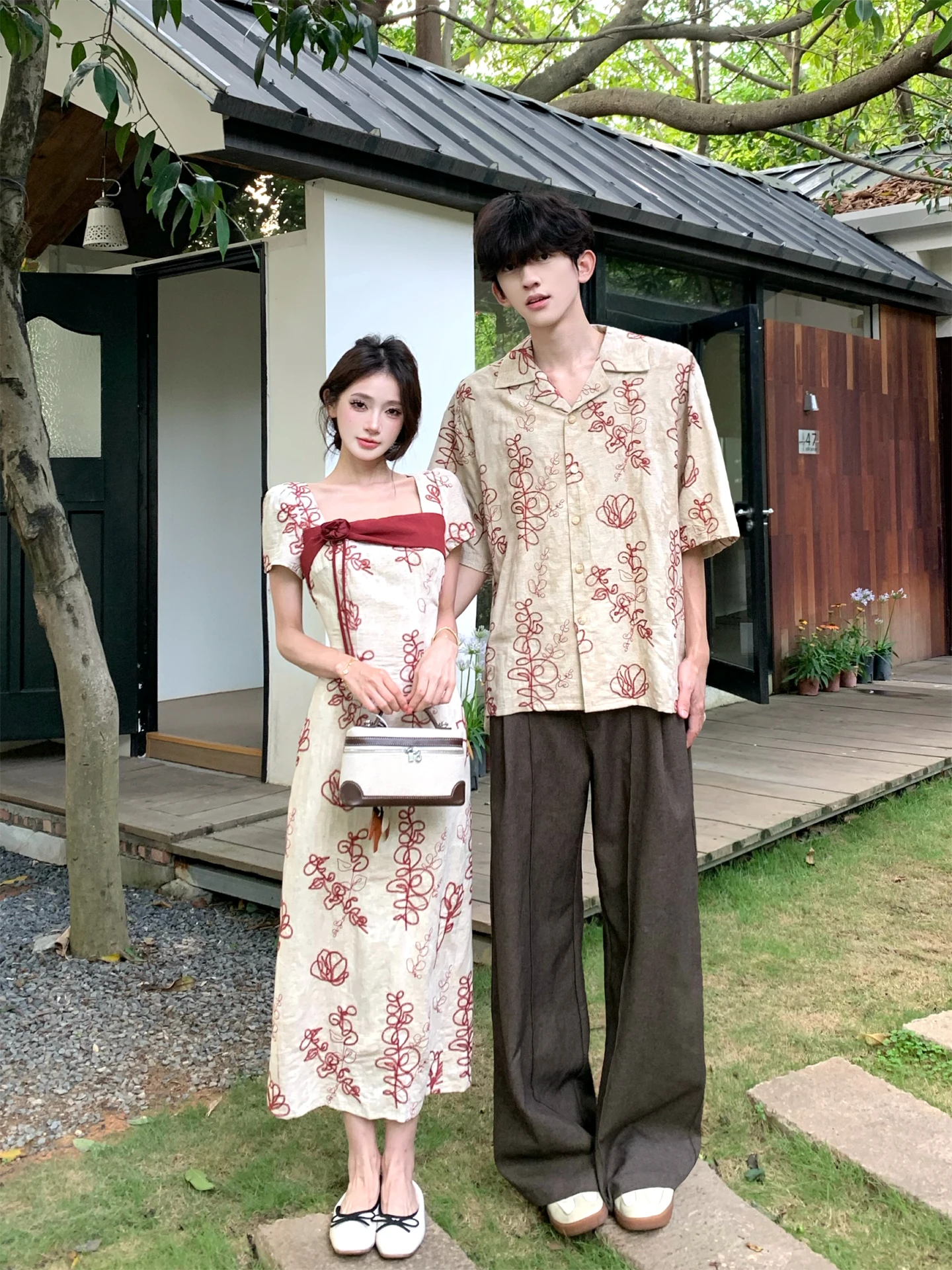 Couple's Floral Embroidery Shirt Wedding Engagement Ceremony Dress Summer Fashion Chinese Style Loose Fit Men's And Women's S...
Couple's Floral Embroidery Shirt Wedding Engagement Ceremony Dress Summer Fashion Chinese Style Loose Fit Men's And Women's S...