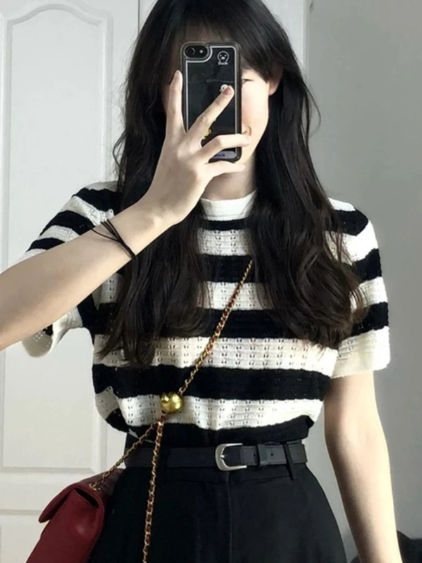 Hong Kong Style Short Knitted Sweater Women's Striped Slim Fit Shoulder Design Summer Top Quality Premium Short Length T-Shirt
Hong Kong Style Short Knitted Sweater Women's Striped Slim Fit Shoulder Design Summer Top Quality Premium Short Length T-Shirt