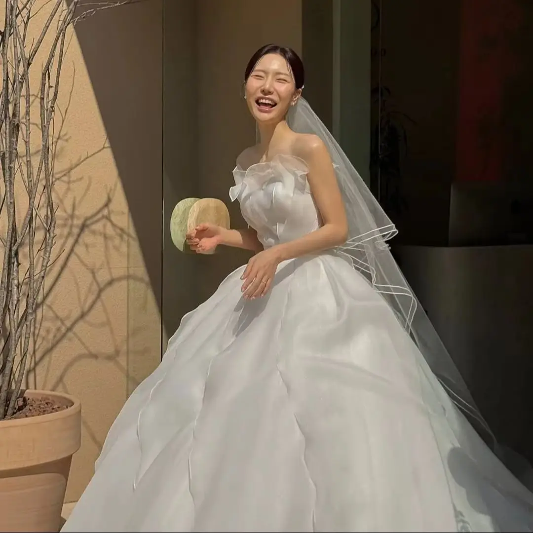 Giyu Elegnat Organza Ruffle A Line Wedding Dresses Strappless Sweep Train Bridal Gown Photoshoot Korea 웨딩드레스 Customised 2025
Giyu Elegnat Organza Ruffle A Line Wedding Dresses Strappless Sweep Train Bridal Gown Photoshoot Korea 웨딩드레스 Customised 2025