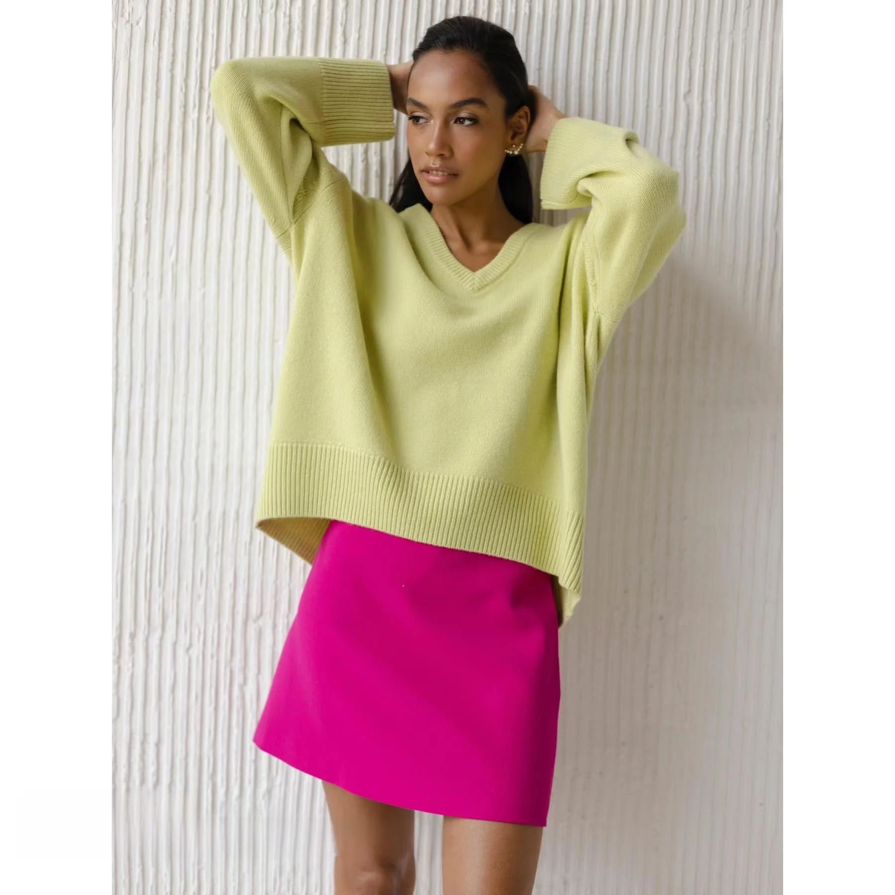 Женский свитер с V-образным вырезом, свободного кроя, с длинными рукавами, осенне-зимний, модный, прямого силуэта, вязаный, комфортный, классического цвета
Женский свитер с V-образным вырезом, свободного кроя, с длинными рукавами, осенне-зимний, модный, прямого силуэта, вязаный, комфортный, классического цвета