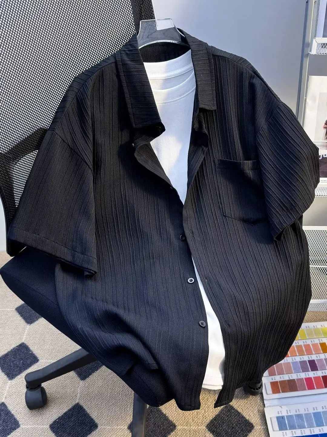 Летняя тонкая рубашка из ледяного шелка с коротким рукавом, свободного кроя, мужская повседневная рубашка с отложным воротником, дышащая, удобная, легкая
Летняя тонкая рубашка из ледяного шелка с коротким рукавом, свободного кроя, мужская повседневная рубашка с отложным воротником, дышащая, удобная, легкая