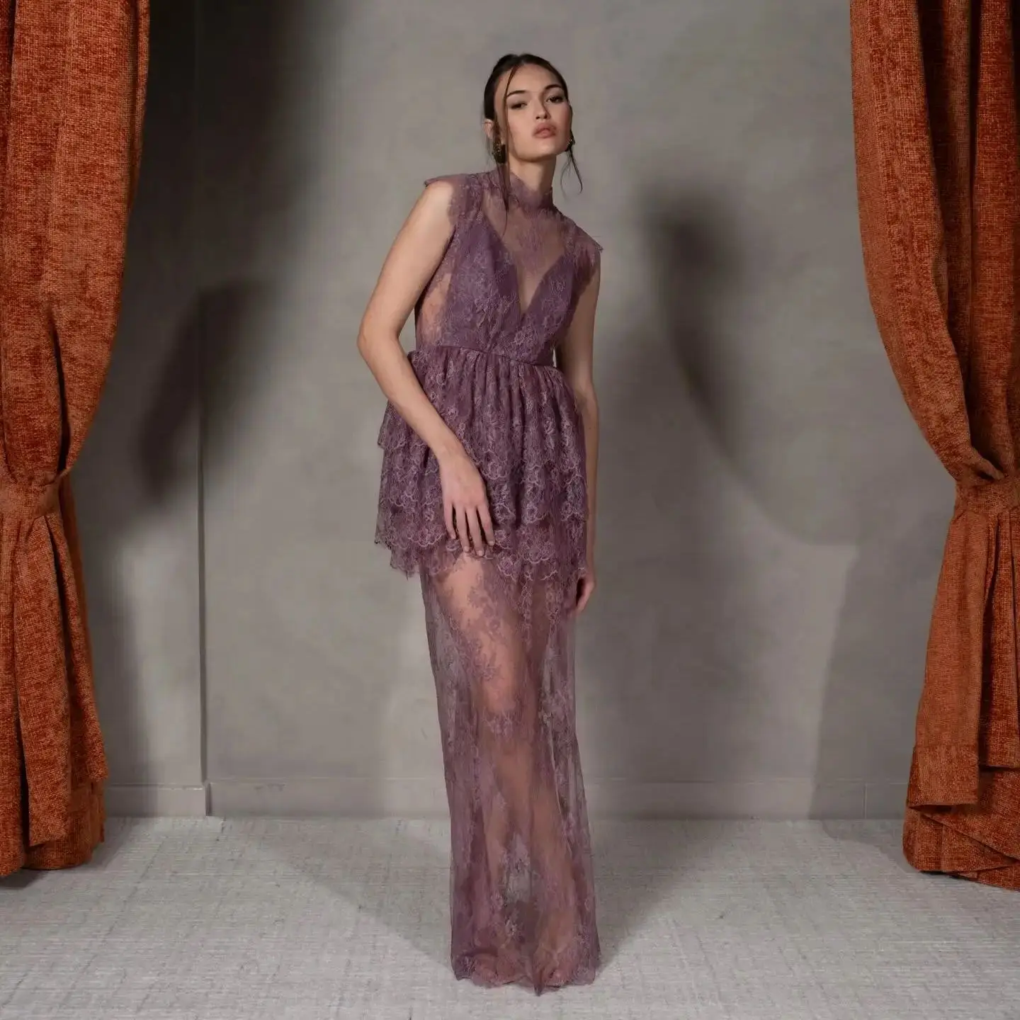 Illusion Dusty Purple Evening Dresses Full Lace Sleeveless Prom Gowns Tiered Floor Length High Neck Customized Maxi Dresses
Illusion Dusty Purple Evening Dresses Full Lace Sleeveless Prom Gowns Tiered Floor Length High Neck Customized Maxi Dresses