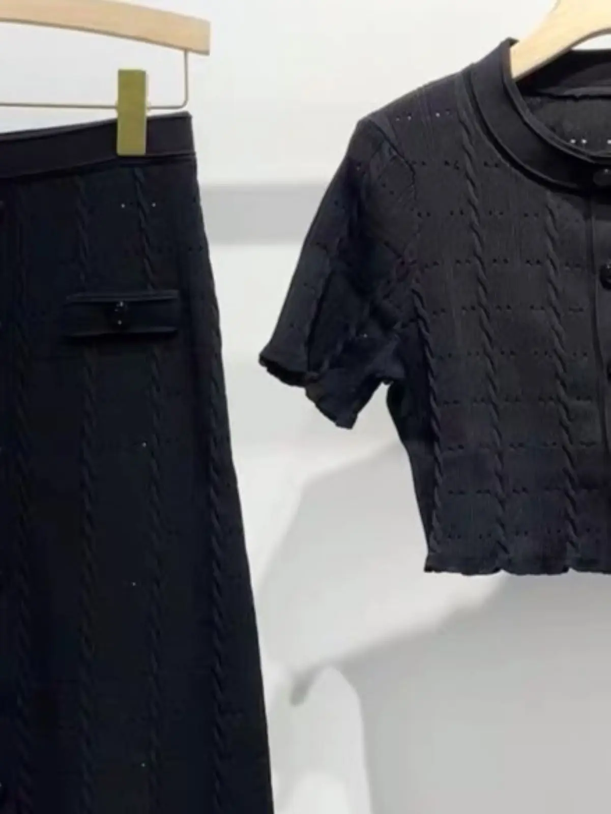 Spring/Summer Women O-Neck Short Sleeve Knit Set Single Breasted Slim Cardigan + High Waist A-line Elegant Fashion Maxi Skirt
Spring/Summer Women O-Neck Short Sleeve Knit Set Single Breasted Slim Cardigan + High Waist A-line Elegant Fashion Maxi Skirt
